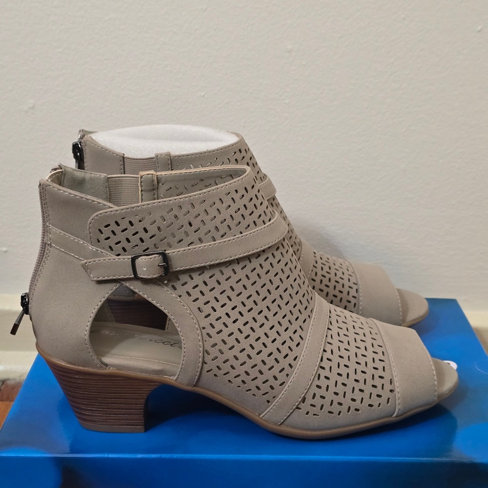 Easy Street Carrigan Womens 9 Booties Heel Open Heel NIB New in Box